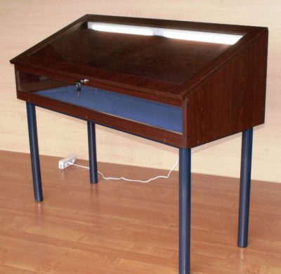 Gablota muzealna 110/100h x 100 x 45 cm z podświetlaną świetlówką, nogi fi 48 mm G03