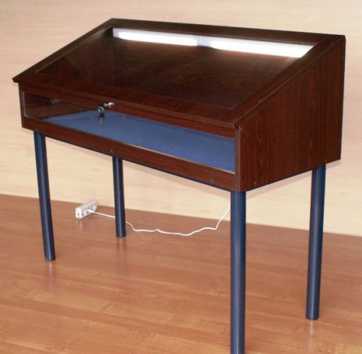 Gablota muzealna 110/100h x 100 x 45 cm z podświetlaną świetlówką, nogi fi 48 mm G03